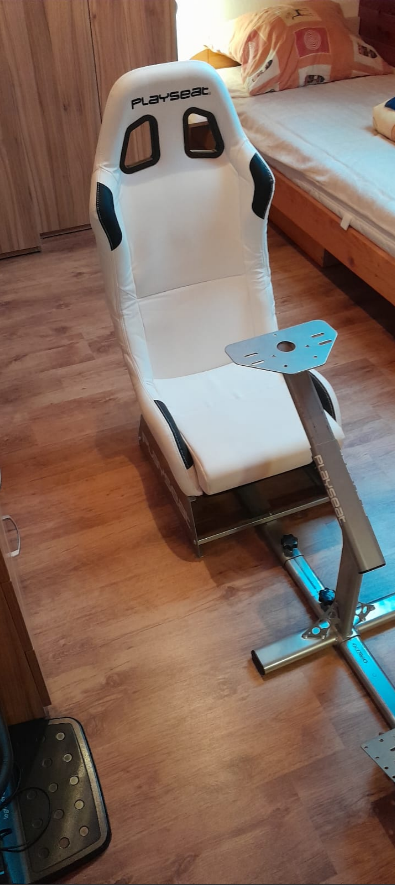 Playseat Evolution – bílé závodní křeslo, top stav