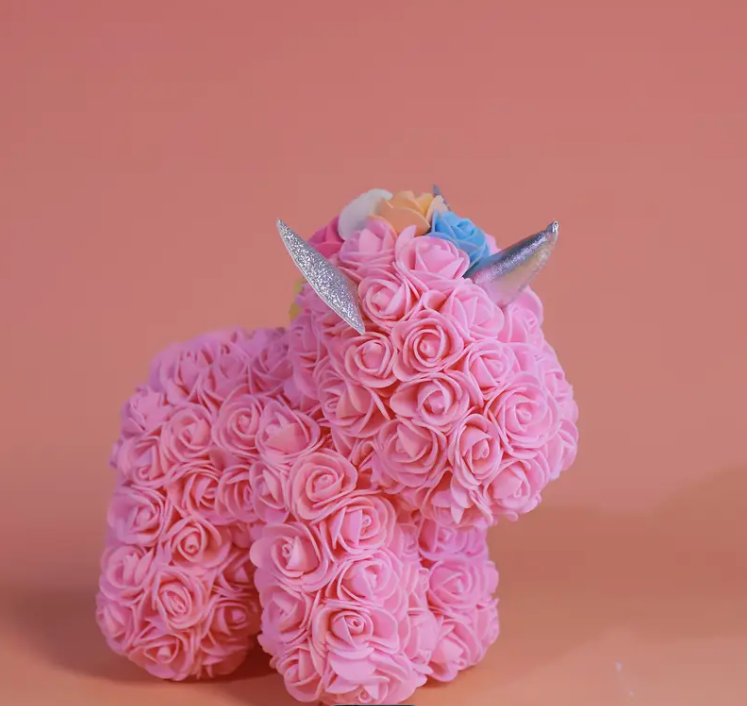 Dekorativní figurka jednorožce z umělých růží