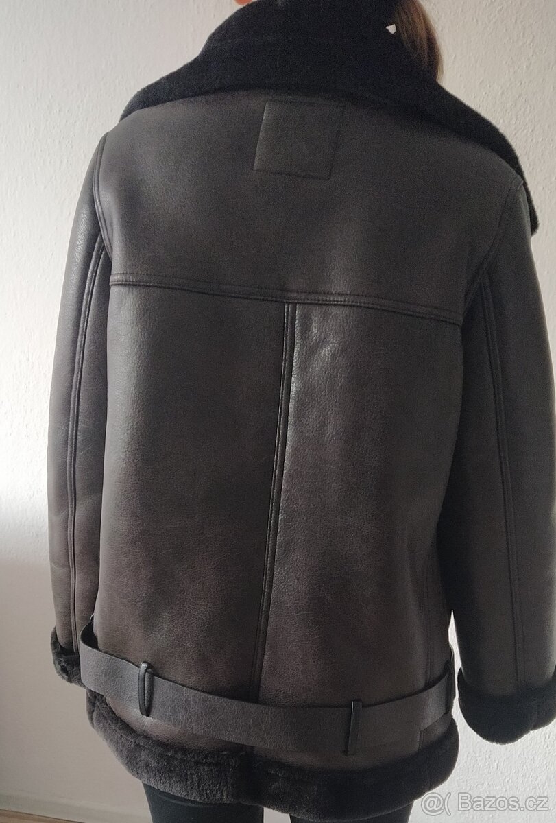 Krásná nová dámská bunda s kožíškem