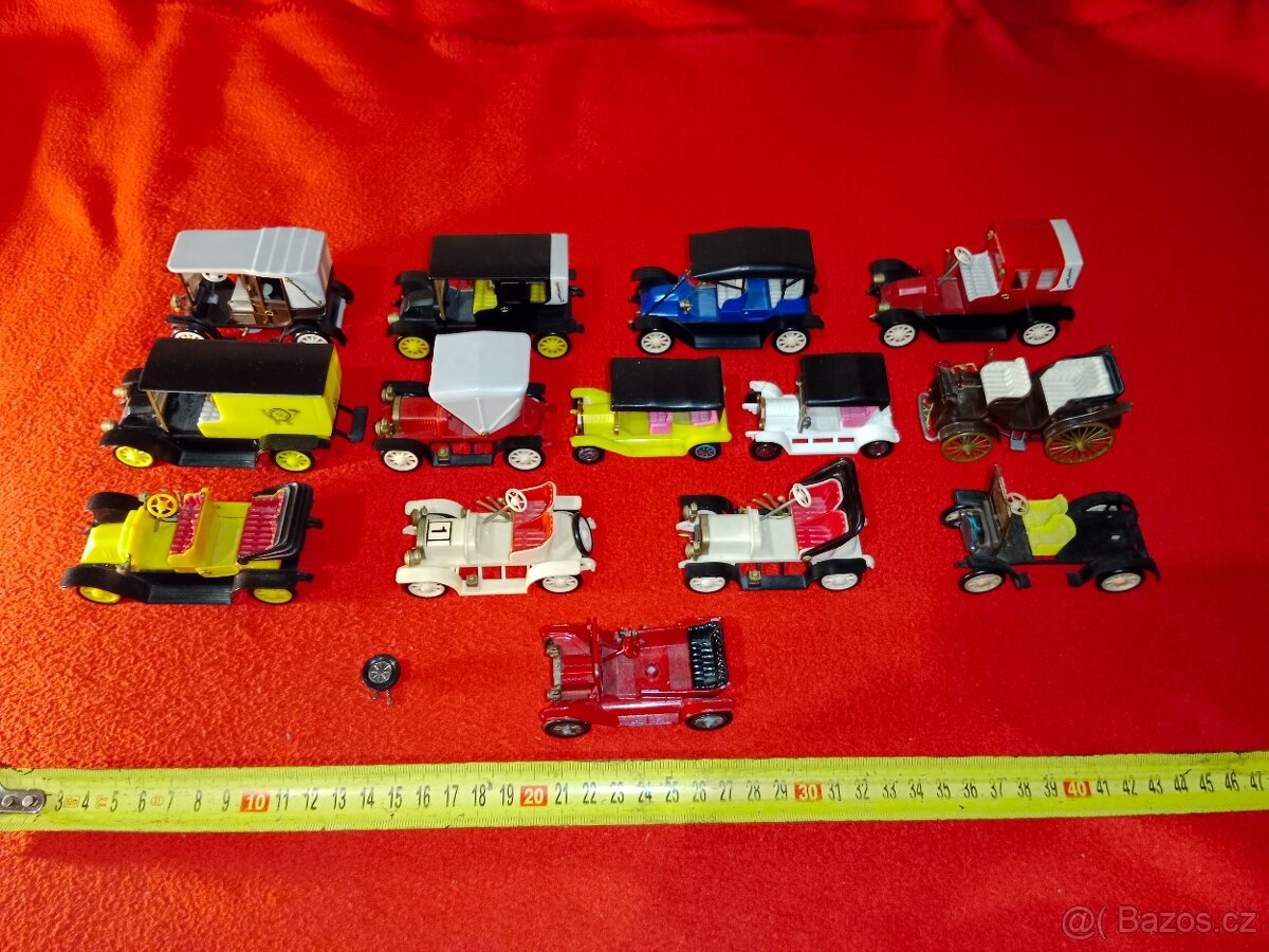 Autíčka veteráni zn. IGRA 11 ks, SMĚR 2 ks atd. 14 ks celkem