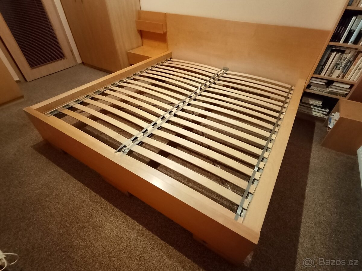 Postel s nočním stolkem