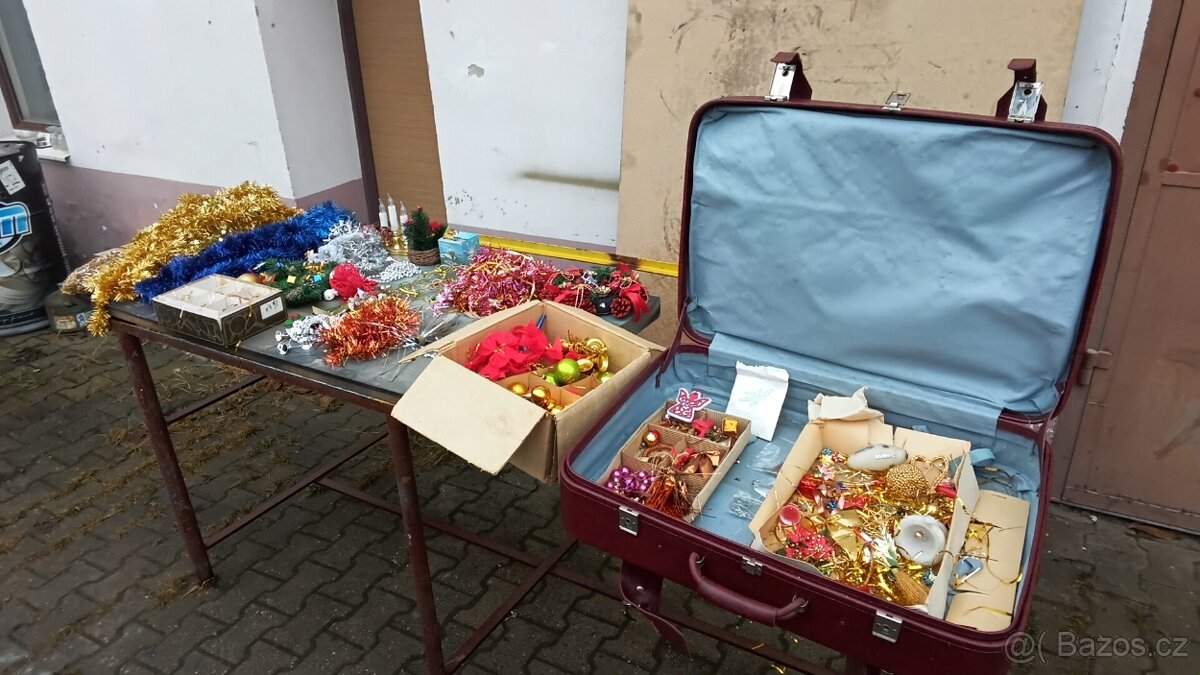 Retro vánoční ozdoby ,řetězy,rolničky a jiné .