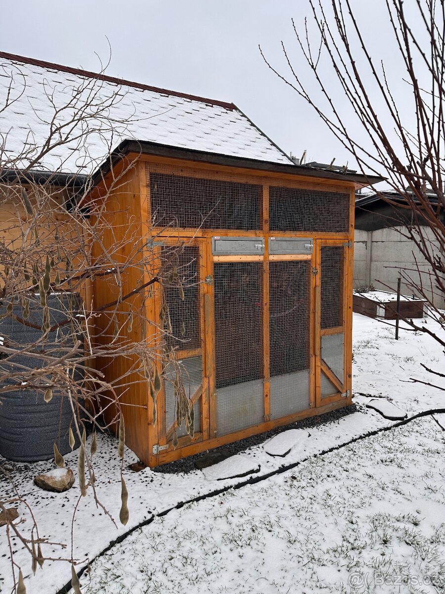 Venkovní voliéra pro papoušky