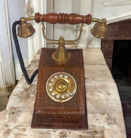 Dřevěný retro telefon / dekorace