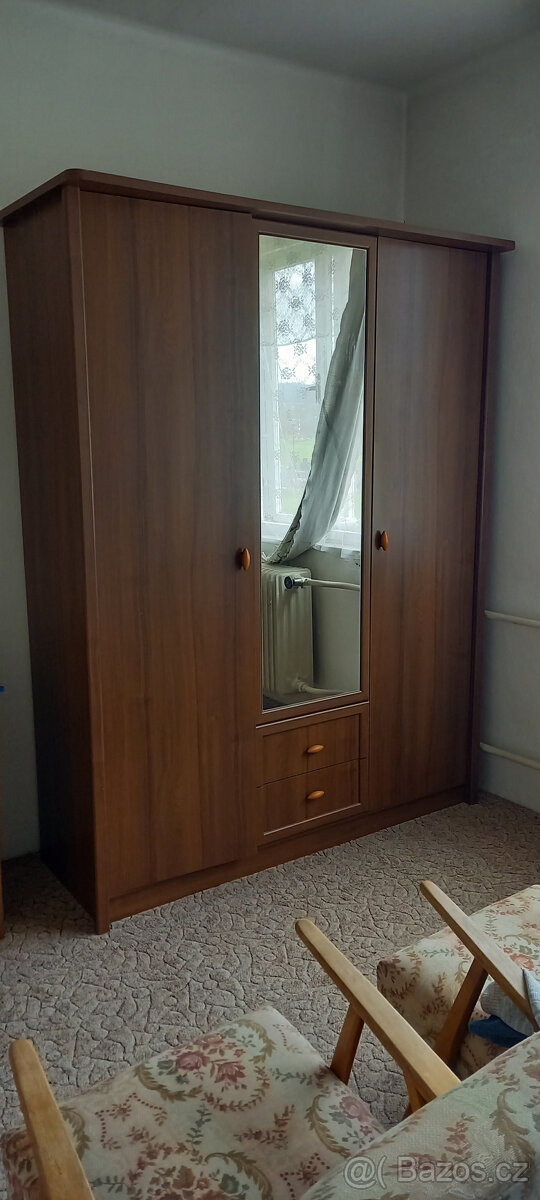 Šatní skříň, prádelník, noční stolky, toaletní stolek