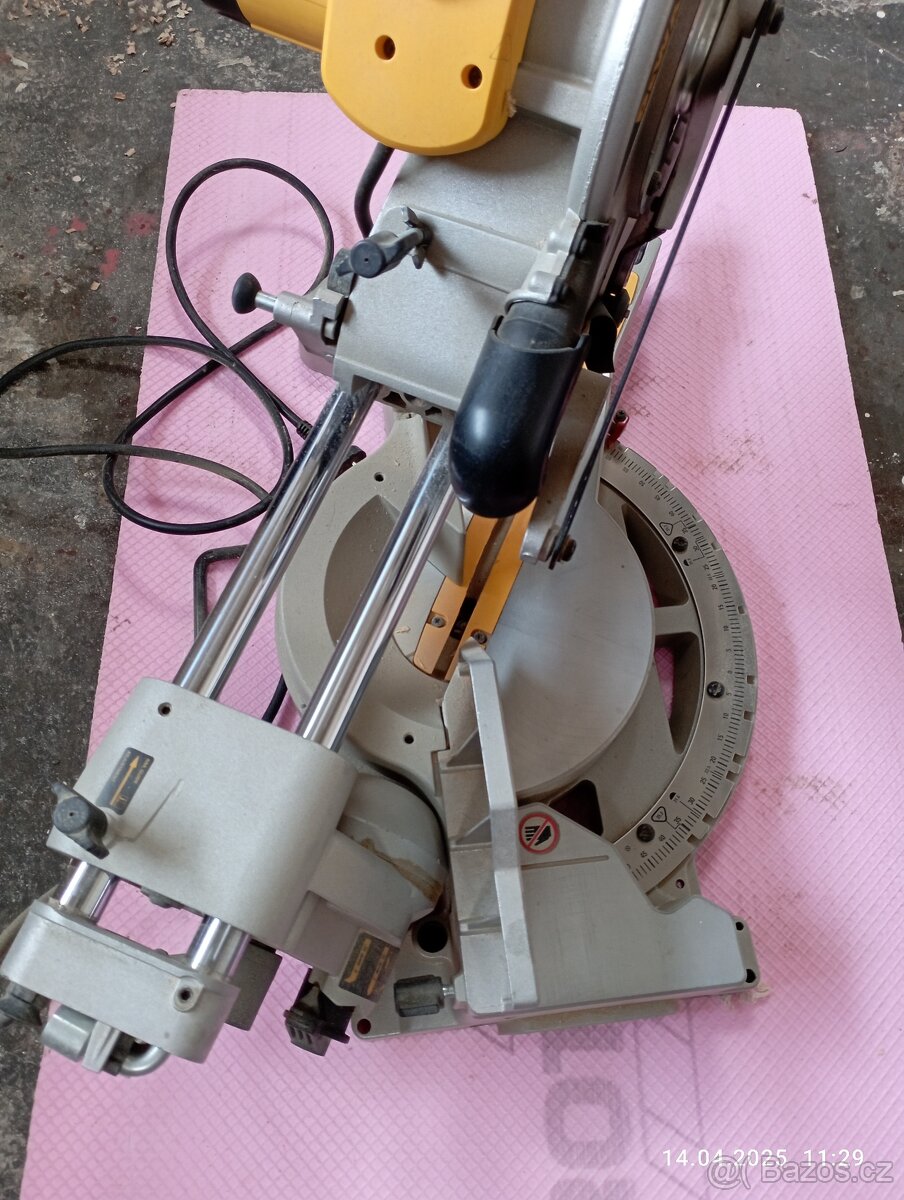 Pokosová pila DeWALT 712