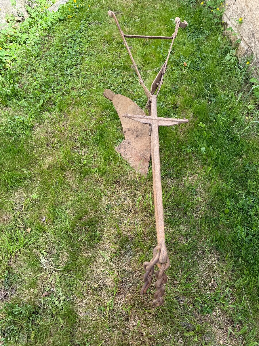 Staré pluhy a obracáky za koně vhodné i jako dekorace
