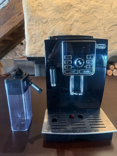 Prodám zánovní kávovar Delonghi