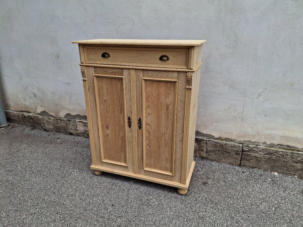 STAROŽITNÉ VERTIKO SKŘÍN PO RENOVACI