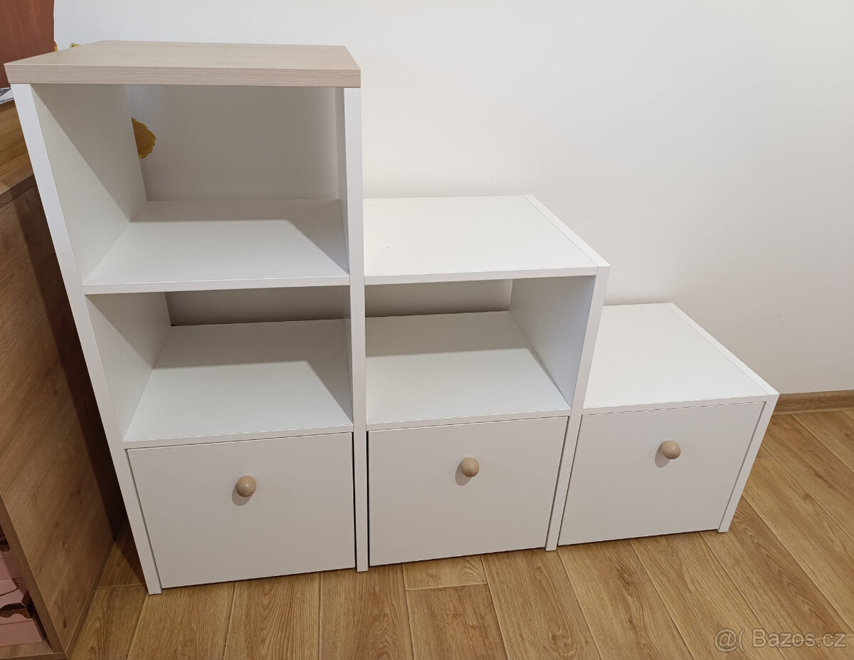 Bílá komoda s úložnými boxy