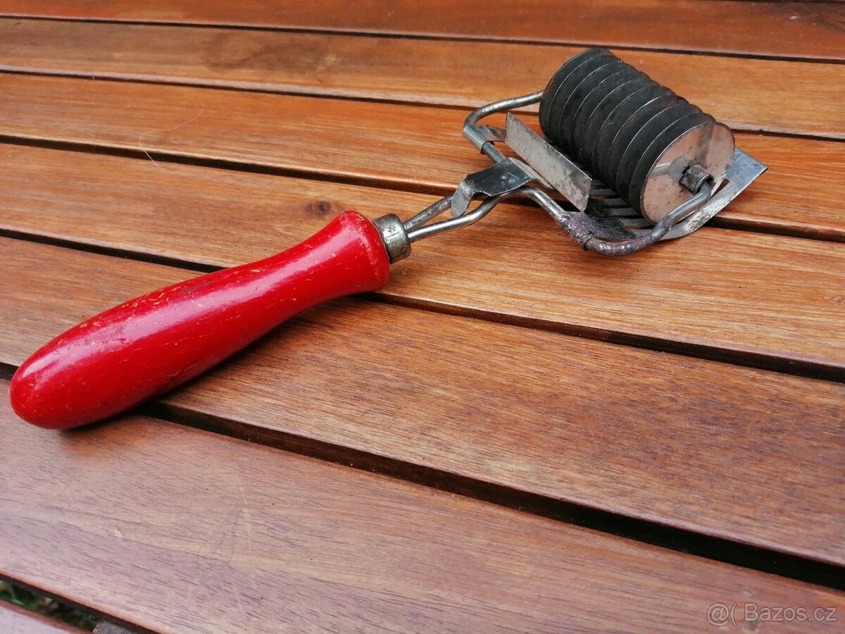 Retro kráječ širokých nudlí