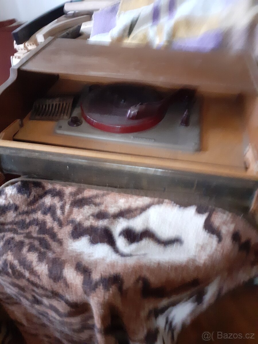 Retro  gramofon  Supraphon, rádio Tesla  605 A