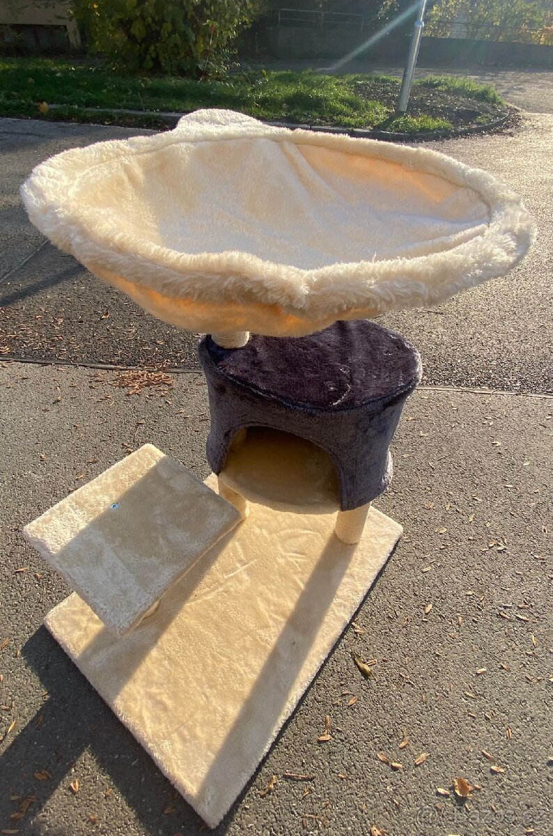 Nové škrabadlo pro kočky v béžové barvě