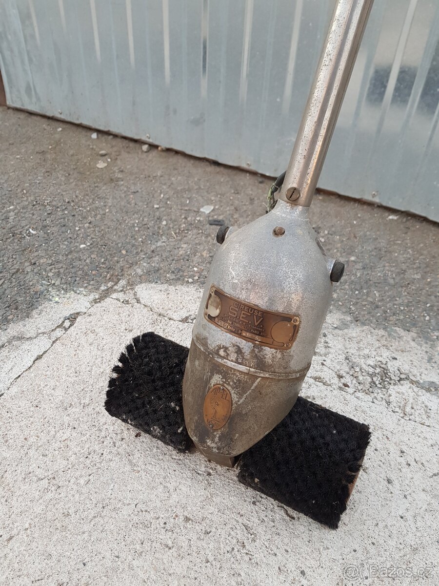 Historická elektrická leštička na parkety, Francie 30.léta.