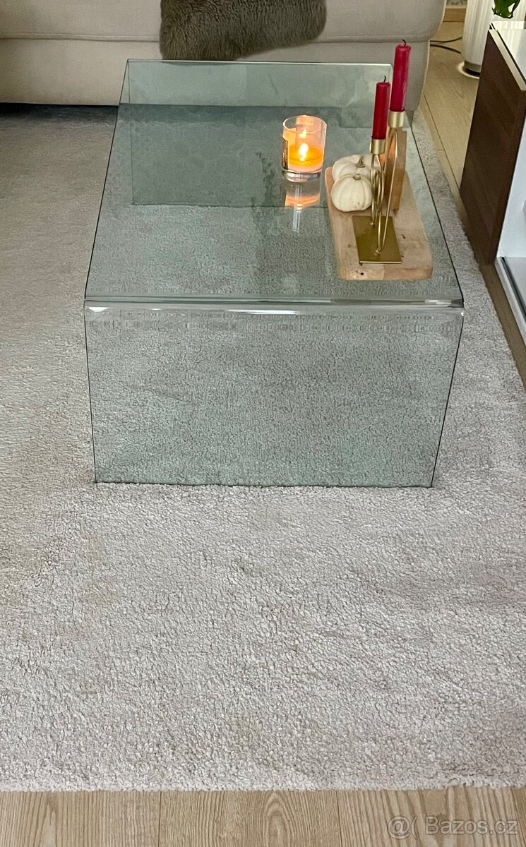Stylový skleněný konferenční stolek