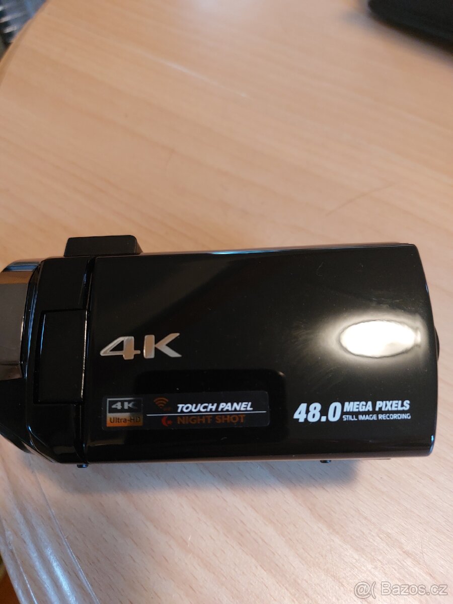 4 K Nová videokamera s příslušenstvím.
