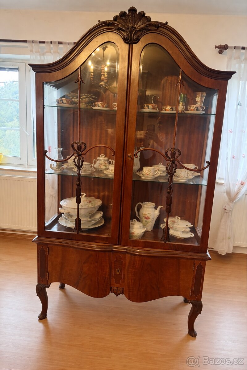 Starožitná vitrína – 19. století