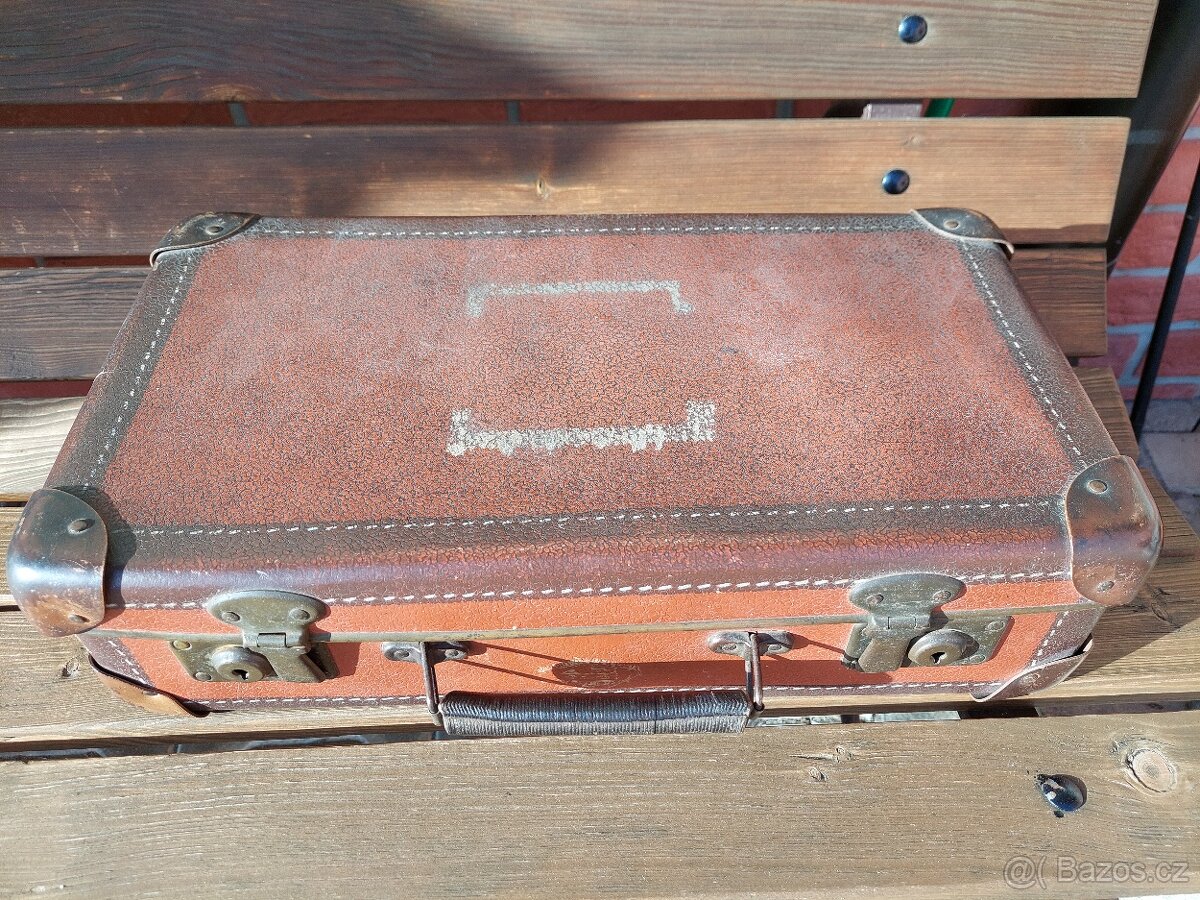 Staré starožitné kufry