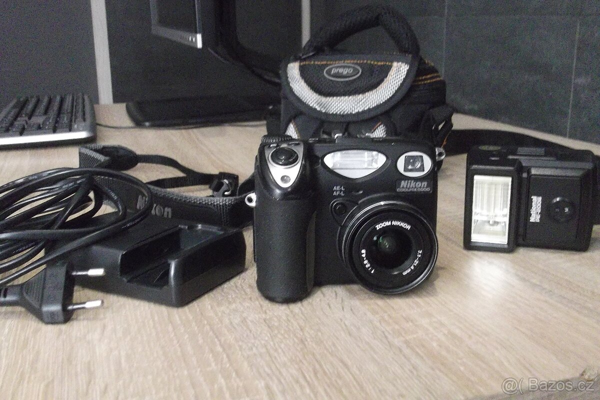 Nikon Coolpix 5000 + blesk National PE-2006