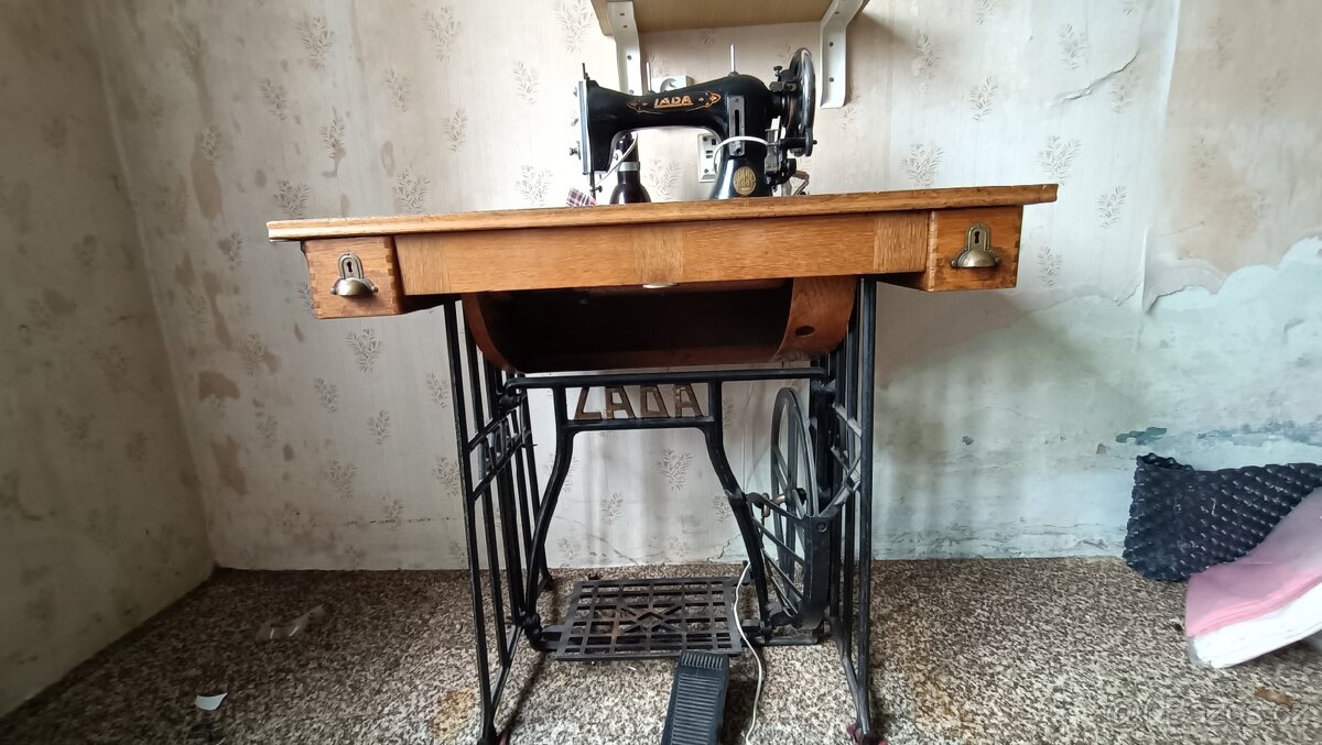 Starožitný šicí stroj Lada
