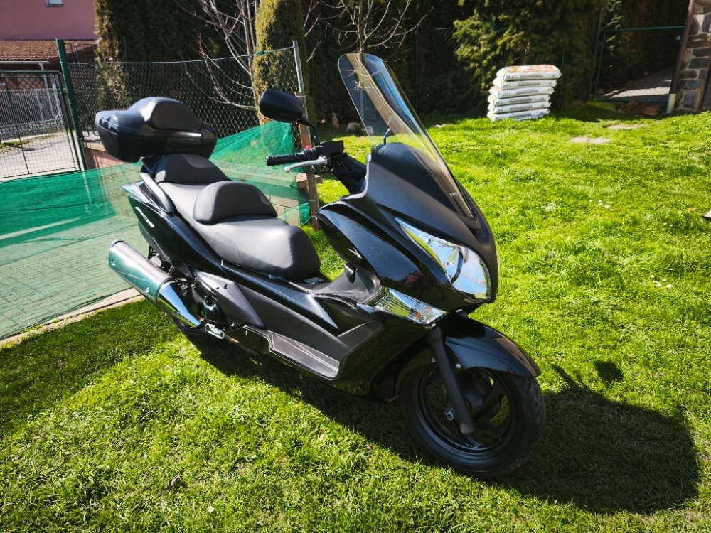 Honda SW-T400 (2011) kufr, jen 6500km, po servisu
