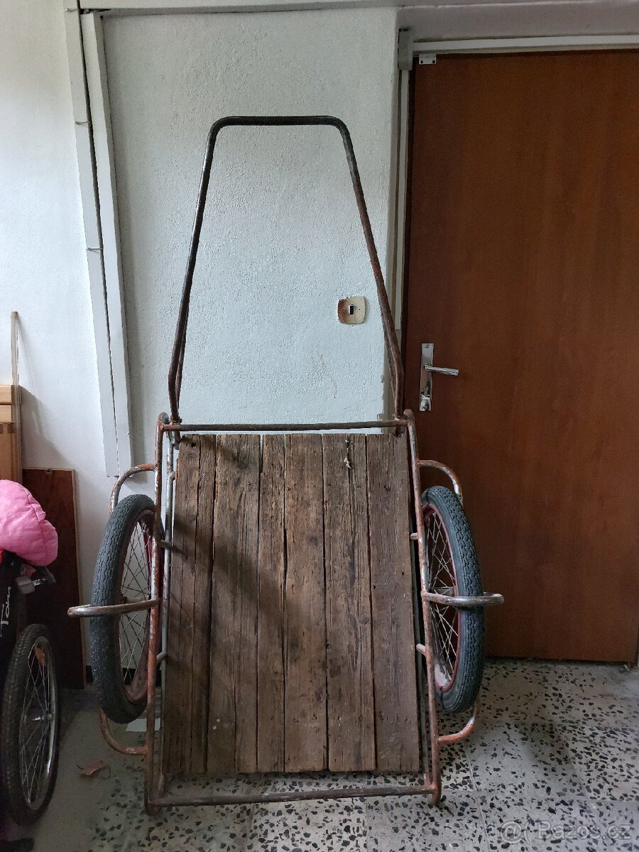 Ruční dvoukolový vozík.