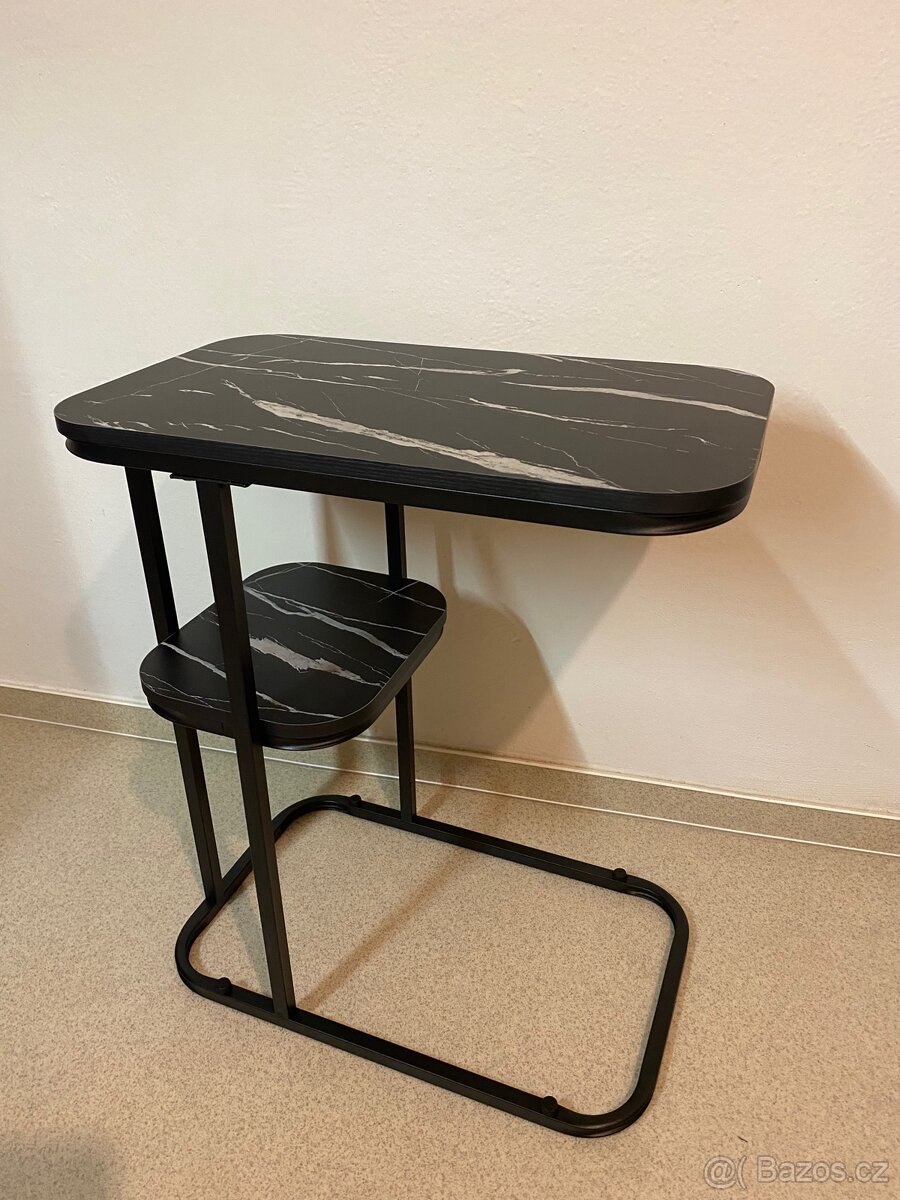 Odkládací stolek s integrovanou poličkou