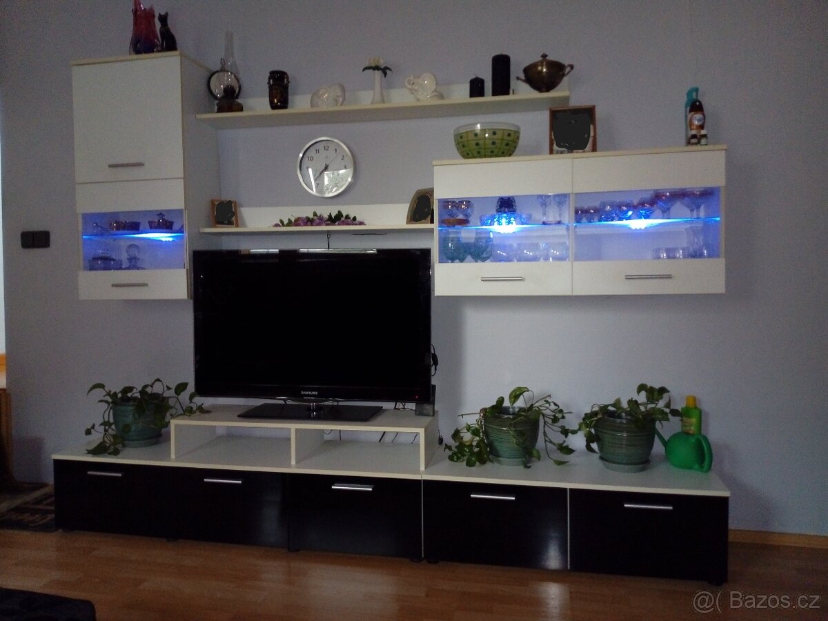 Obývací stěna s LED osvětlením