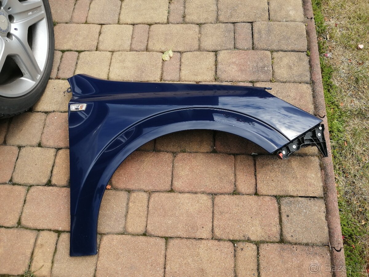Opel Astra H pravý přední blatník