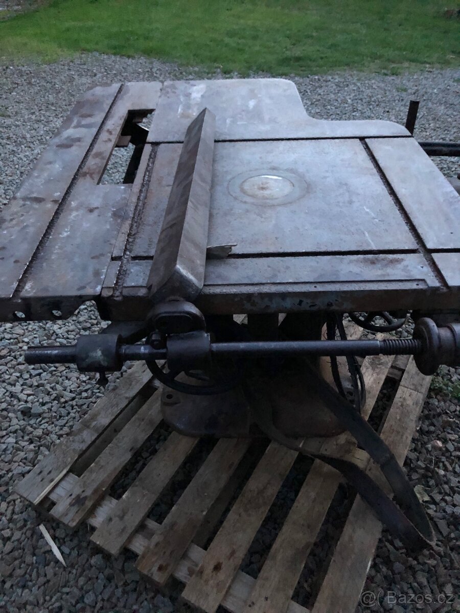 Kombinovaný stroj ( pila , dlabačka , frézka )