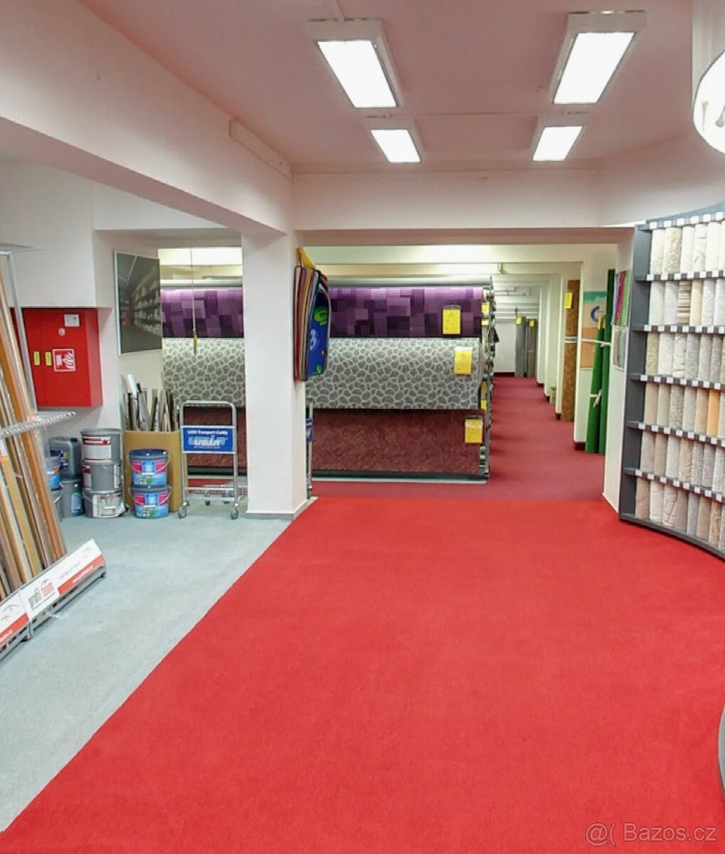 Pronájem prostor o výměře až 654m2 na náměstí v Jeseníku.