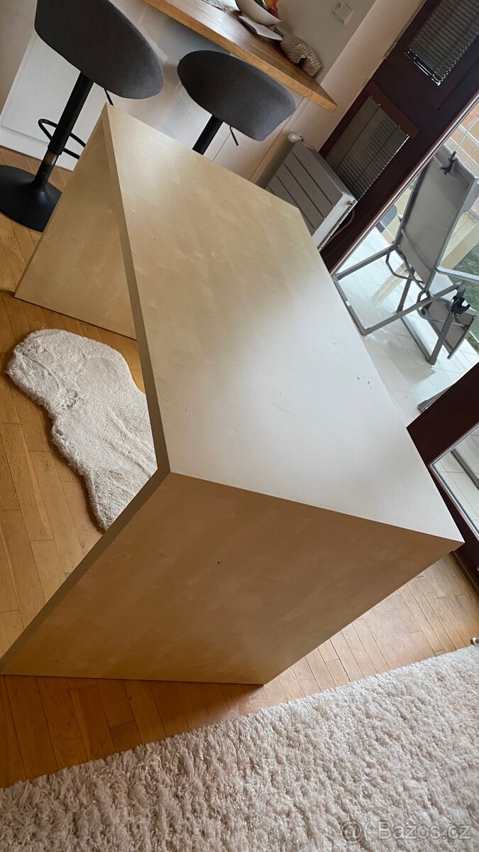 Hnědý stůl IKEA MALM