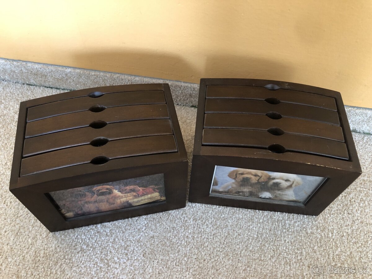 Dřevěné fotoalba na komodu