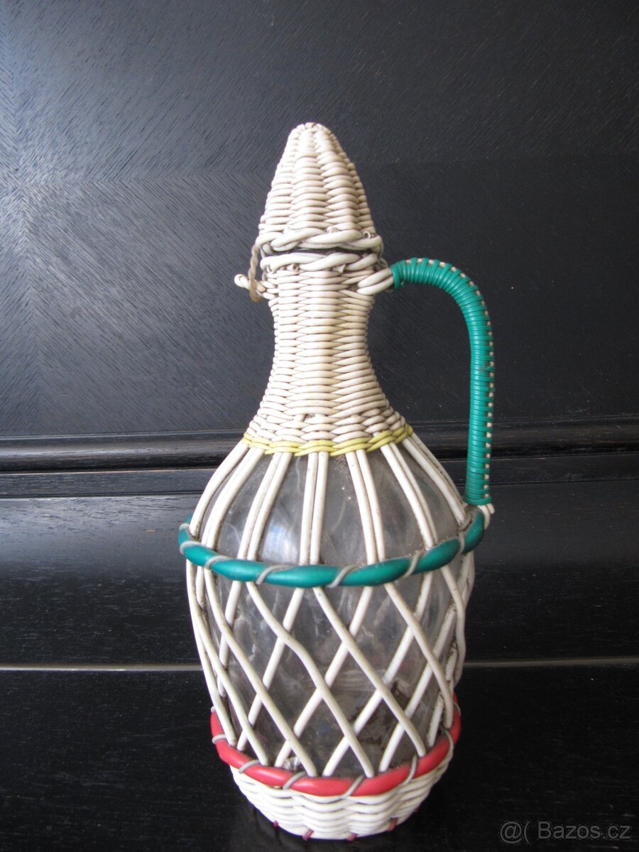 Láhev v drátěnem obalu