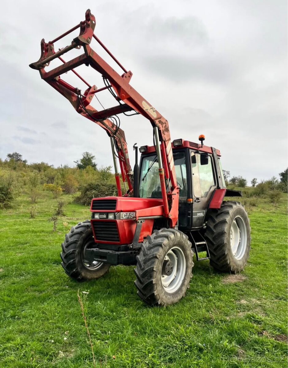 Traktor Case s čelním nakladačem