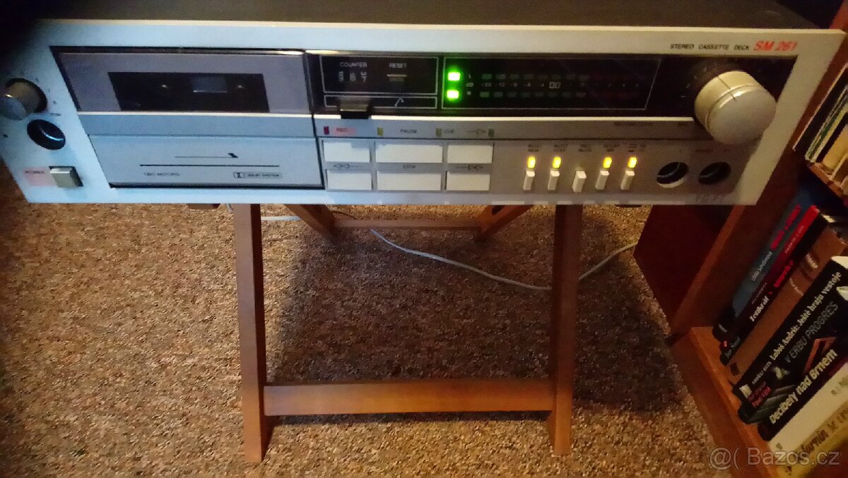 Kazetový magnetofon TESLA SM 261