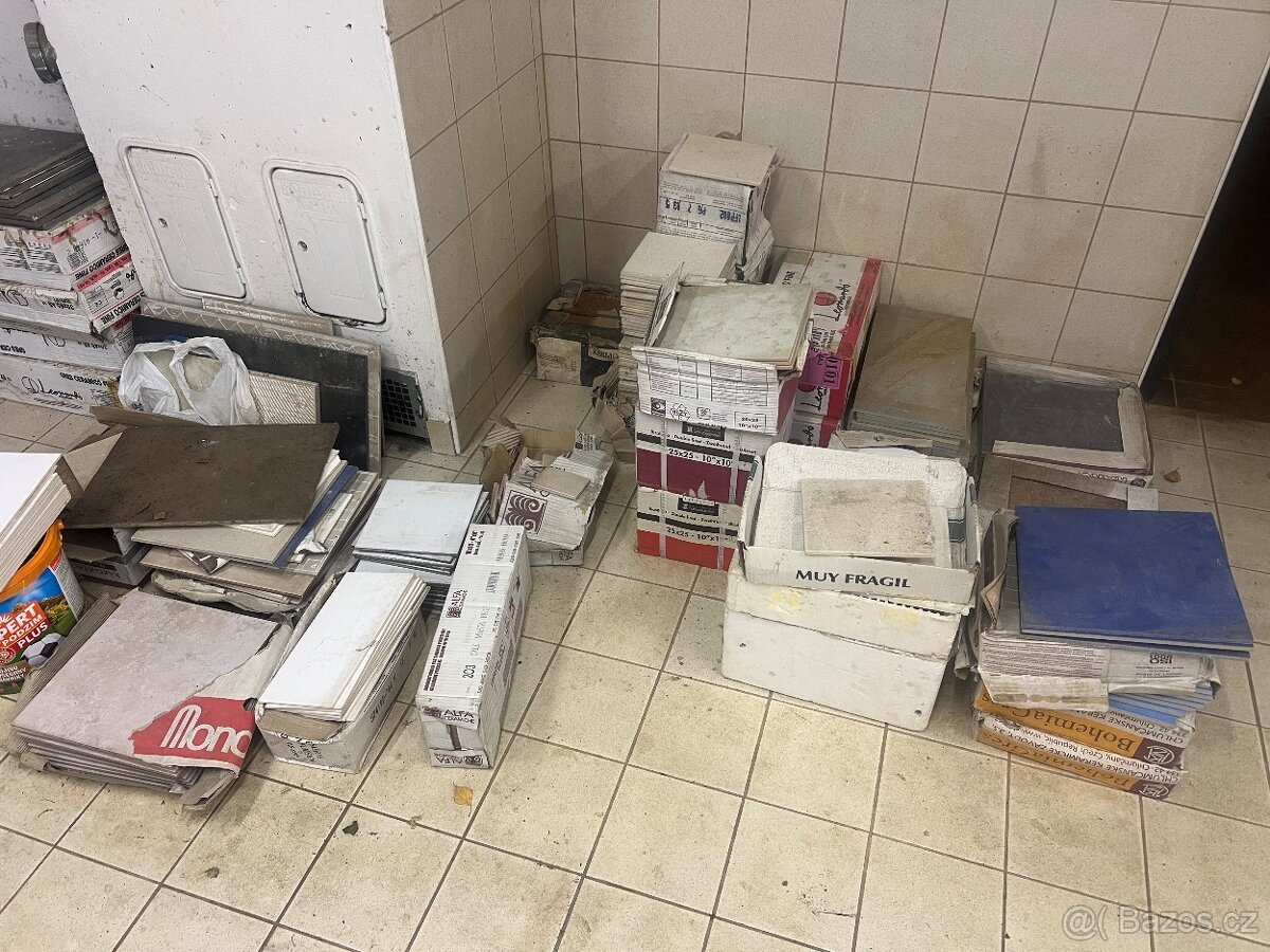 Zbytky obkladaček a dlaždic - venek a interiér (za drobné)