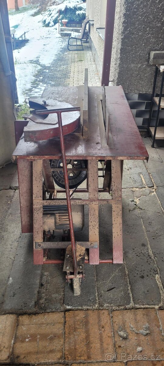 Kotoučová pila s pevnou deskou