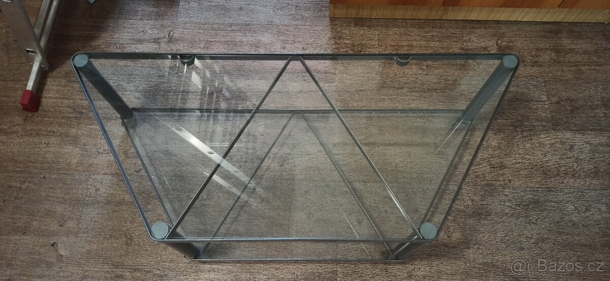 Prosklený konferenční stolek Ikea