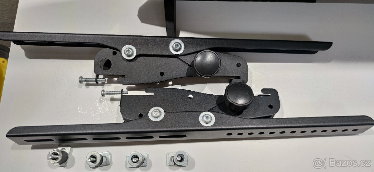 Kovový držák televize