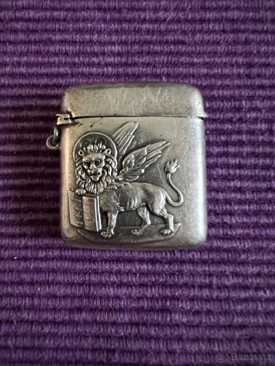 Stříbrná pouzdro na zápalky.