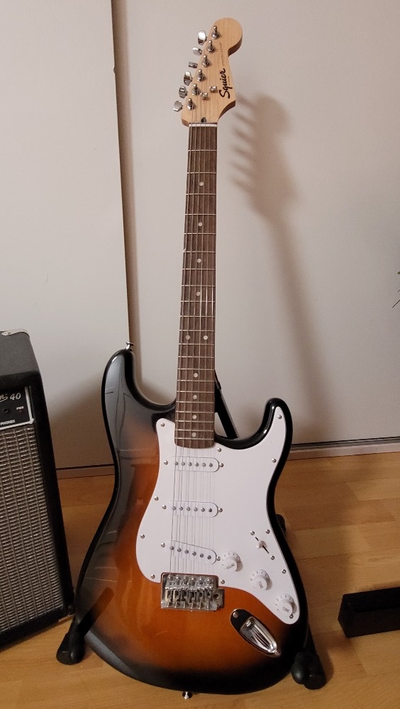 Kytarové kombo a elektrická kytara