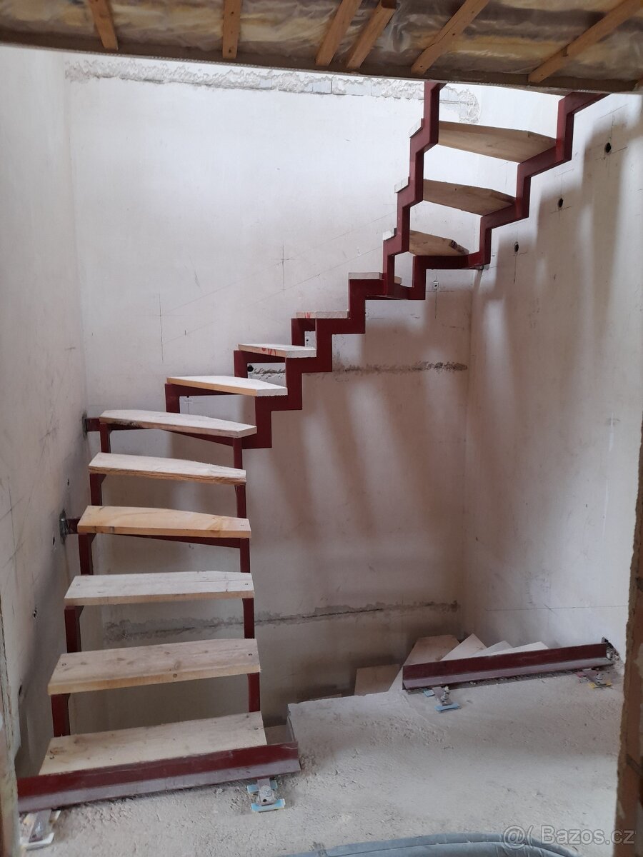 Schody ocelové pravé, tvar U, výška 262 cm