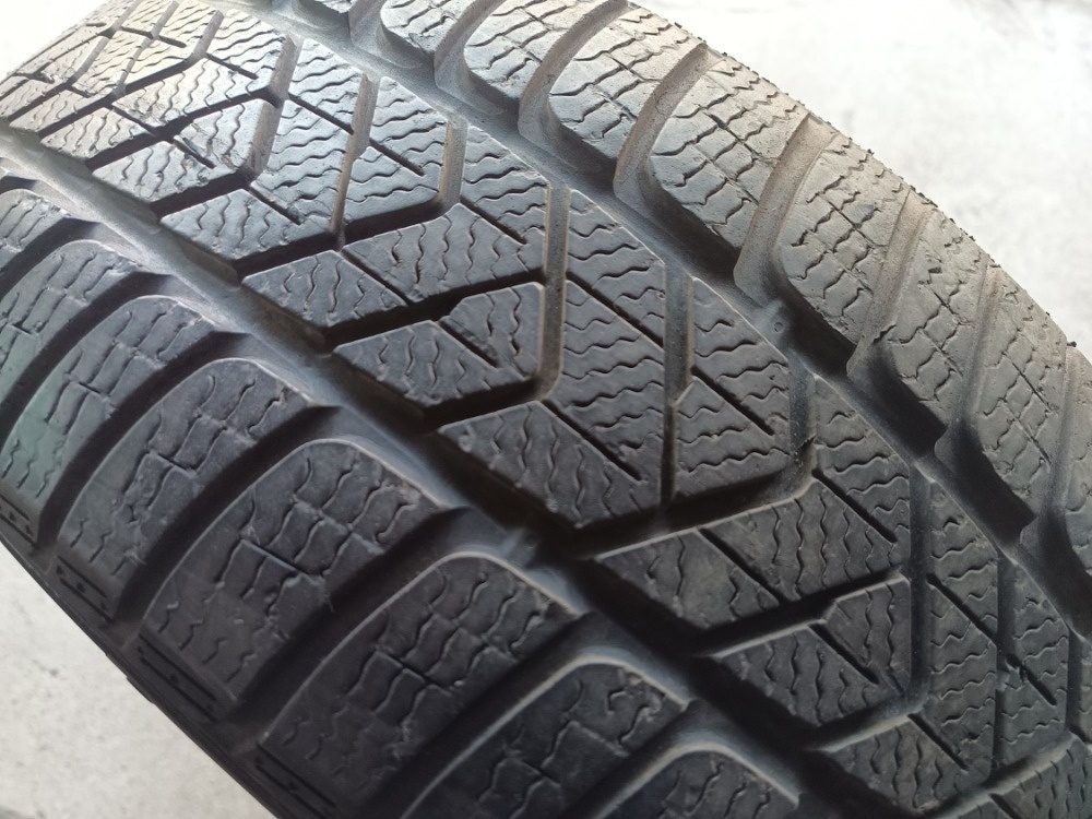 225/40 R19 PIRELLI (2216)