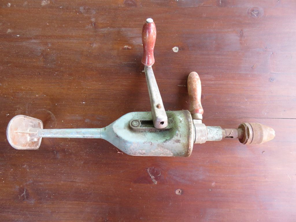 RUČNÍ MECHANICKÁ VRTAČKA