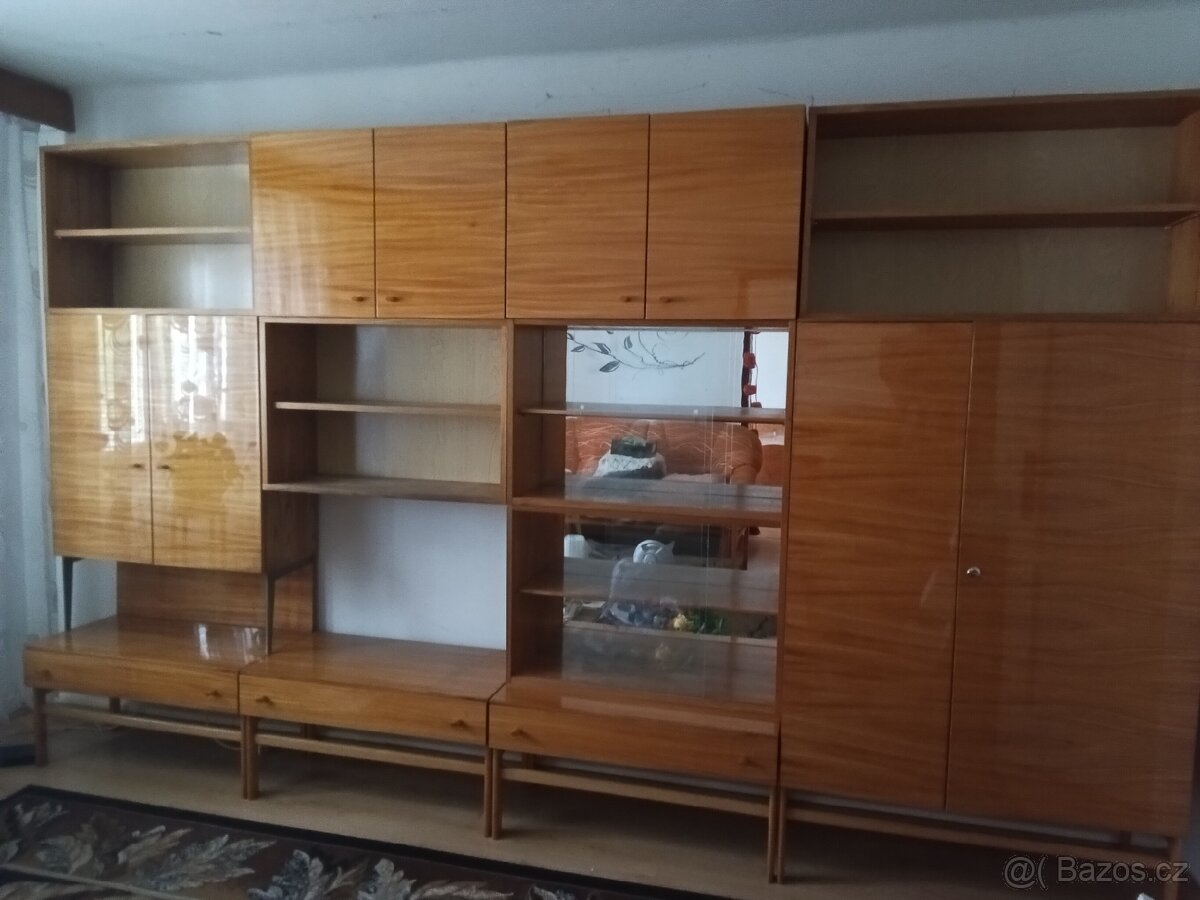 Starý retro nábytek