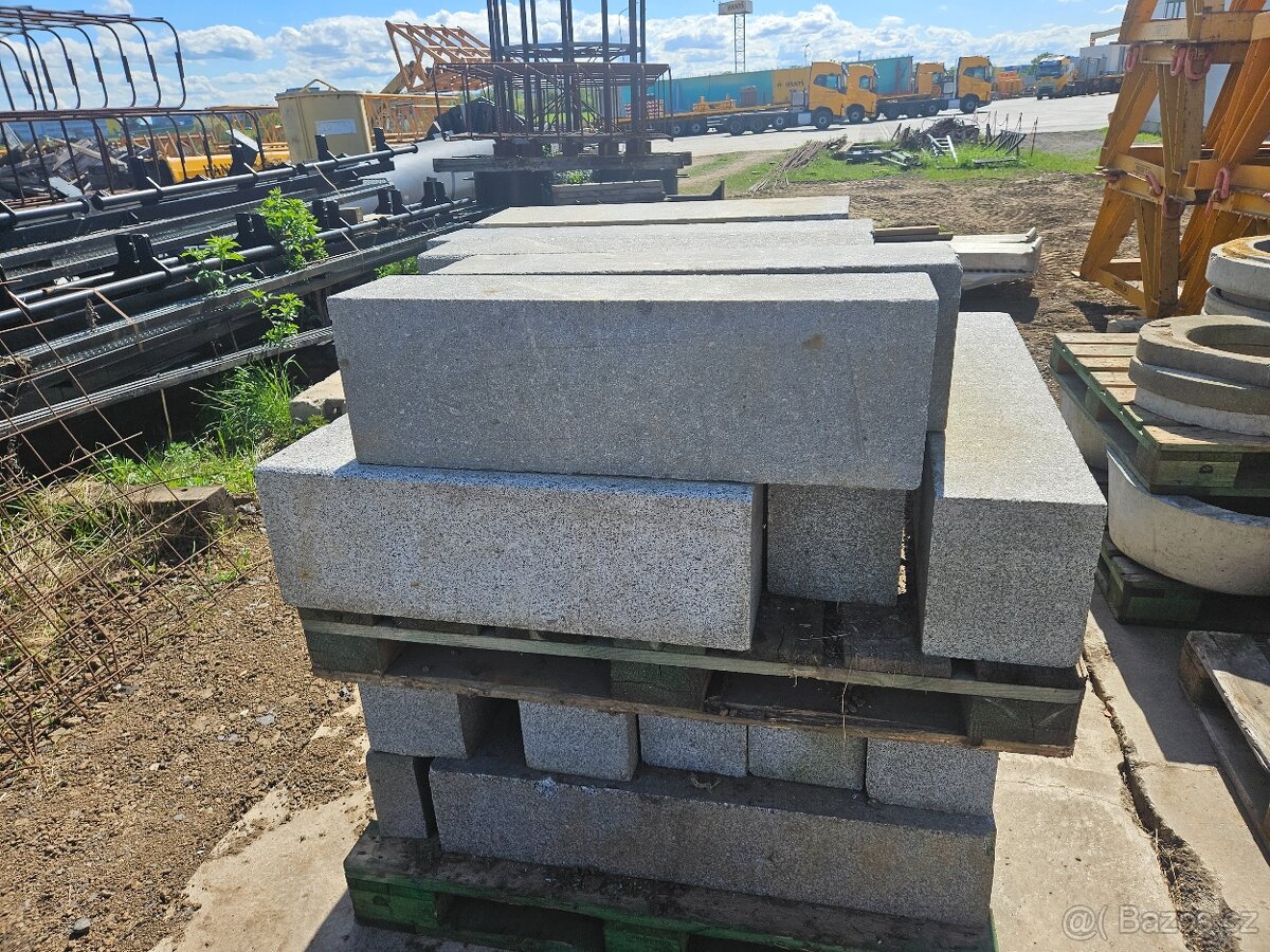 Žulový obrubník