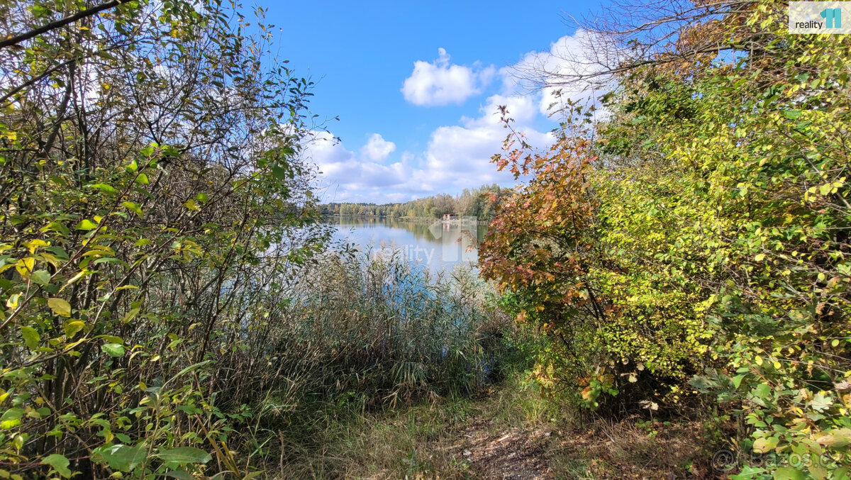 Prodej komerčního stavebního pozemku 7227m2 na okraji jezera