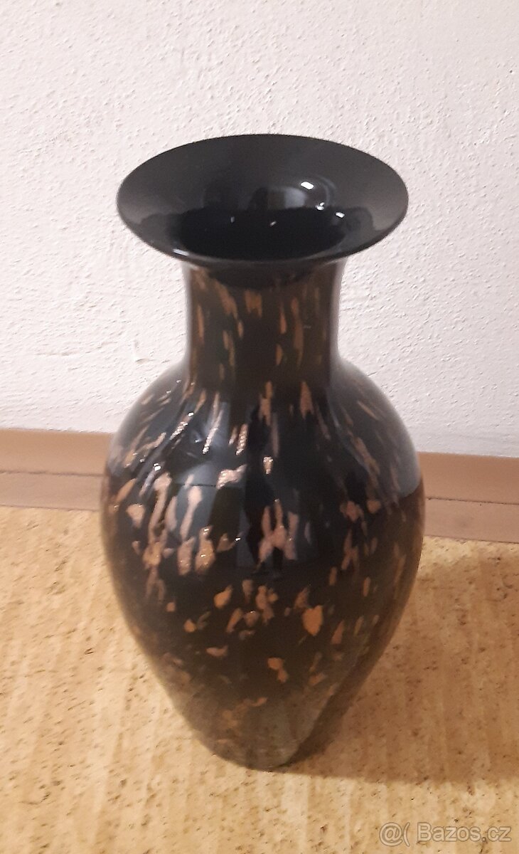 Masivni sklenena vaza