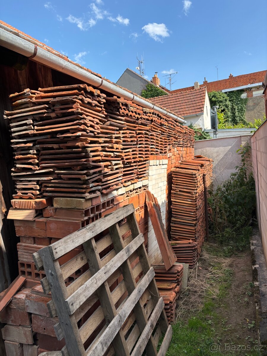 Staré střešní tašky za odvoz